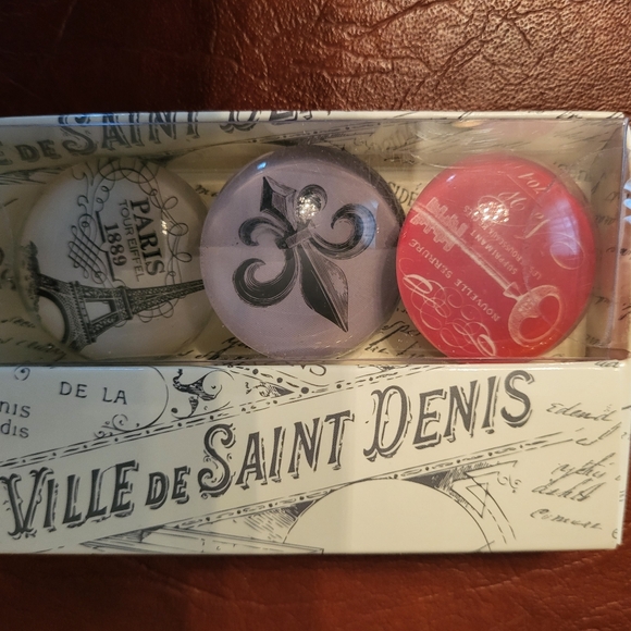 NWT! Set of 2 Paris Themed Magnets! - Picture 4 of 7